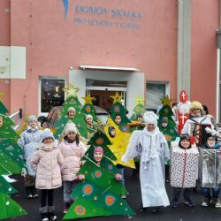 Cheb: Čtvrťáci nadělovali radost