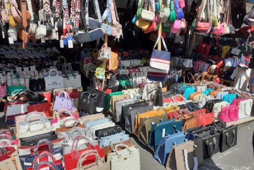 Foto: Cheb: Karlovarští celníci zajistili další zboží na tržnici