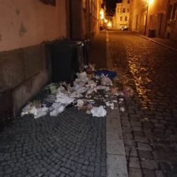 Cheb: Lidé bez domova vyhazují odpad z kontejnerů