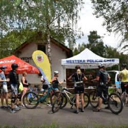 Cheb: Na kole jen s přilbou