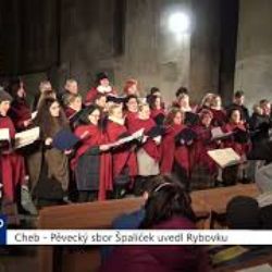Cheb: Pěvecký sbor Špalíček uvedl Rybovku (TV Západ)