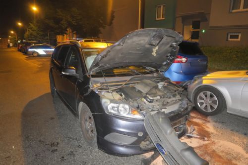 Foto: Cheb: Poničil trojici zaparkovaných vozidel