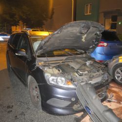 Cheb: Poničil trojici zaparkovaných vozidel