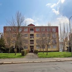 Cheb: Před demolicí panelový dům Kamenná 40 poslouží pro výcvik