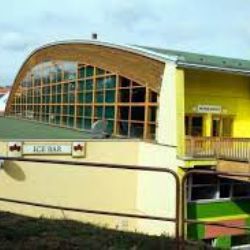 Cheb: Stav lávek neumožňuje bezpečný přístup na tribuny zimního stadionu