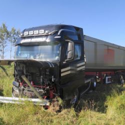 Chebsko: Řidiče oslnilo slunce a zastavil až na poli