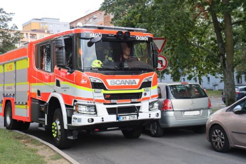 Foto: Chodov: Auta blokují hasičům a záchranářům průjezd, strážníci přitvrdí