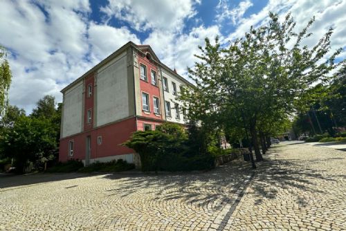 Foto: Chodov: Budova školy se po letech vrátila do majetku města