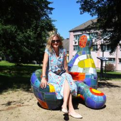 Chodov: Město zdobí Sedící postava, místo našla u knihovny