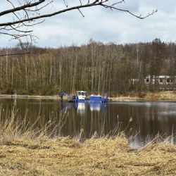 Chodov: Nádrž čistí unikátní sací bagr