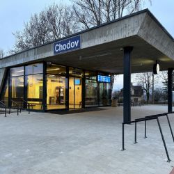 Chodov: Nová nádražní budova už slouží cestujícím