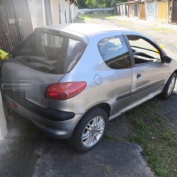 Chodov: Opilý narazil do vrat garáží, poté usnul