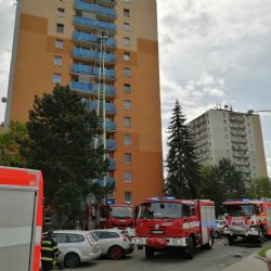 Chodov: Při požáru ve dvanáctém patře se několik osob nadýchalo kouře