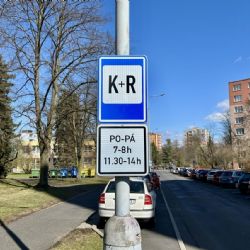 Chodov: První značka K+R u ZŠ Komenského usnadní rodičům rozvoz dětí