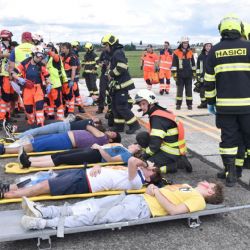 Cvičení IZS mělo za téma pád letadla mezi diváky leteckého dne
