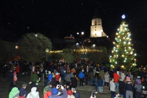 obrázek:Hranice: Město rozsvítilo vánoční strom ve velkém stylu