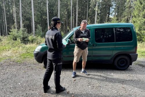 Foto: Karlovarsko: Kromě hub mohou houbaři v lese potkat i policisty