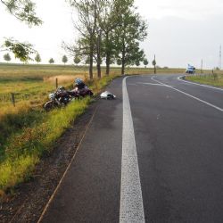Karlovarsko: Motorkář na následky zranění bohužel zemřel