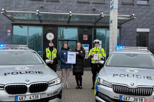 Foto: Karlovarský kraj: Policisté uctili oběti trestných činů minutou ticha