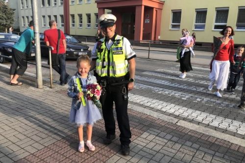 Foto: Karlovarský kraj: Začal nový školní rok, policisté zvýšili dohled u škol