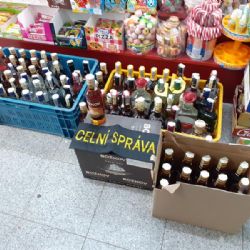 Karlovarští celníci zajistili alkohol bez dokladů, cigarety bez tabákových nálepek, i neznačený tabák