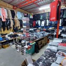 Karlovarští celníci zajistili v rámci kontrolní akce „VÍTR“ na tržnici u Chebu zboží za téměř 27 milionů korun