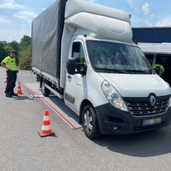 Karlovarští celníci zjistili u kontrolovaného vozidla přetížení o více než 2,5 tuny.