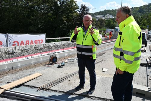 Foto: Karlovy Vary: Chebský most III se připravuje na zahájení školního roku