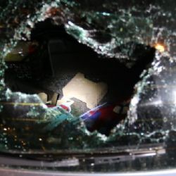 Karlovy Vary: Dlažebními kostkami poničil 14 vozidel