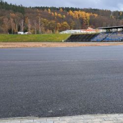 Karlovy Vary: Hrubá stavba plochy na atletickém stadionu je hotová. Rekonstrukce bude pokračovat na jaře