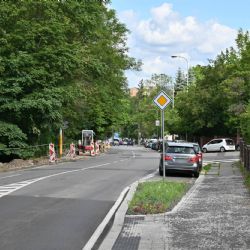 Karlovy Vary: Město opravuje část chodníku v Bezručově ulici