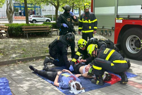 Foto: Karlovy Vary: Na krajském úřadě se konal nácvik modelových situací s aktivním střelcem v budově
