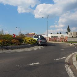 Karlovy Vary: Na kruhovém objezdu nedal přednost cyklistovi