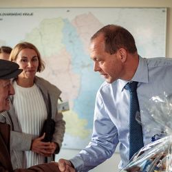 Karlovy Vary: Oslavenec debatoval s hejtmanem o situaci v kraji