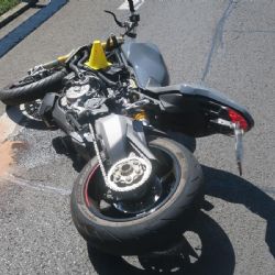 Karlovy Vary: Řidič motocyklu utrpěl zranění neslučitelná se životem