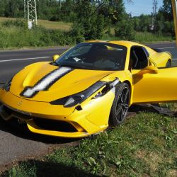 Karlovy Vary: S Ferrari narazil do sloupu