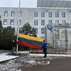 Karlovy Vary: U krajského úřadu vlaje litevská vlajka