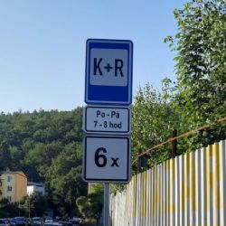 Karlovy Vary: U školy v Tuhnicích byla vytvořena parkovací stání K+R