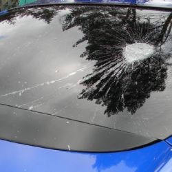 Karlovy Vary: Ve vzteku poškodil vozidlo