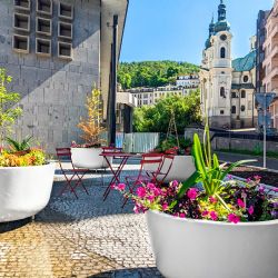 Karlovy Vary: Veřejný prostor kultivuje nový městský mobiliář 
