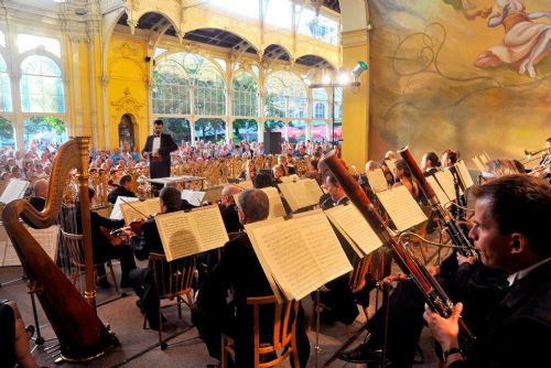 Foto: Kolonádní koncerty západočeského orchestru otevírají hlavní sezonu v Mariánských Lázních 