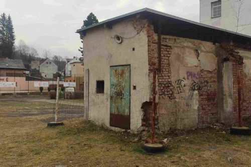 Foto: Kraslice: Na pozemku v centru má vzniknout menší park, zmizí dožilý domek