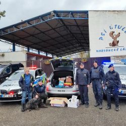 Mariánské Lázně: Policisté dodrželi tradici, opět navštívili psí útulek