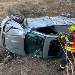 Na přejezdu v Nejdku se srazilo osobní auto s vlakem