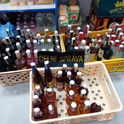 Region: Alkohol bez dokladů, tabákové výrobky a další zboží zajištěné karlovarskými celníky