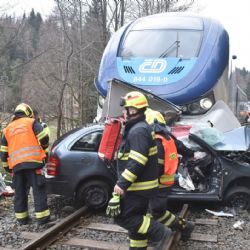 Region: Do auta na přejezdu najel osobní vlak