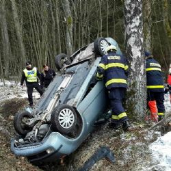 Region: Hasiči během víkendu likvidovali požár lesního porostu a pomáhali u nehody