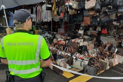 Foto: Region: Karlovarští celníci zajistili další zboží na tržnici