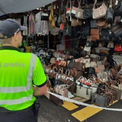 Region: Karlovarští celníci zajistili další zboží na tržnici