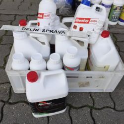 Region: Karlovarští celníci zajistili padělky herbicidních postřiků